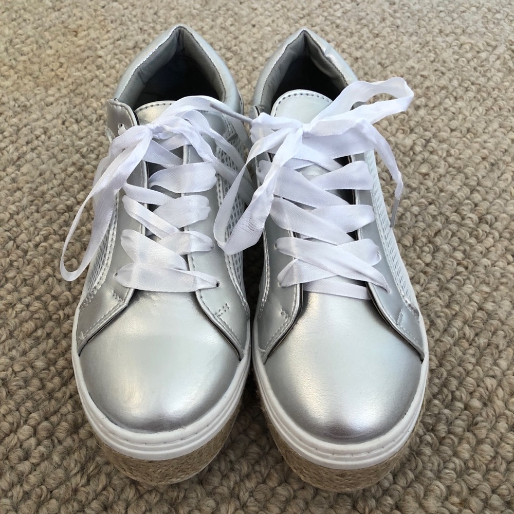Metallic tennis shoes *NEVER WORN*